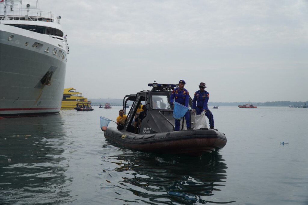 Sambut Hari Bhayangkara Ke-79, Ditpolairud Polda Bali Gelar Aksi Sapu Bersih Sampah di Laut