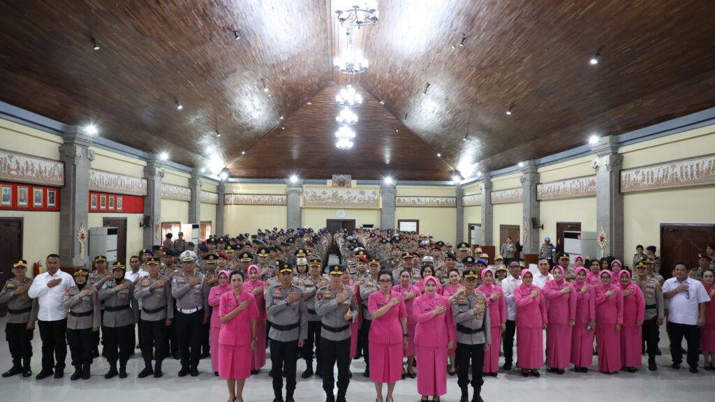 Kapolda Bali Pimpin Upacara Kenaikan Pangkat di Gedung Presisi